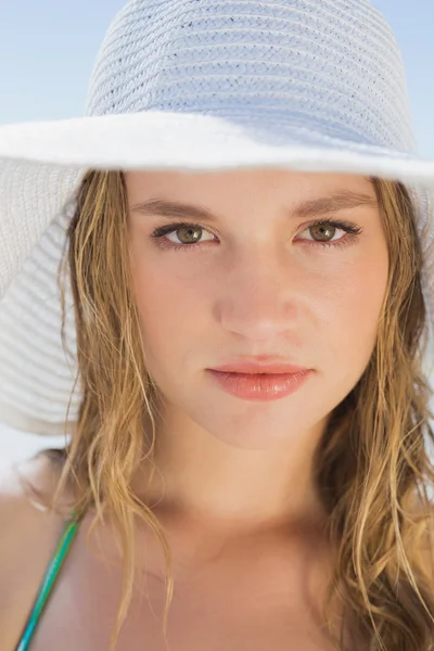 Menina na praia em chapéu de palha — Fotografia de Stock