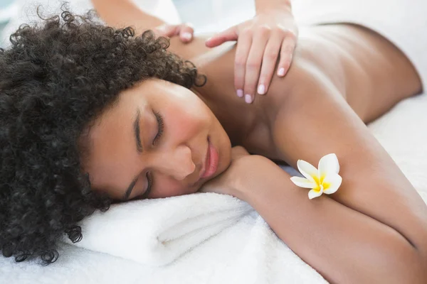 Mulher desfrutando de uma massagem no ombro — Fotografia de Stock