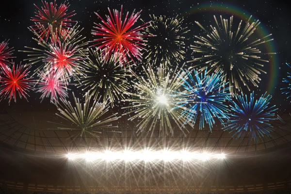 Feux d'artifice explosant sur le stade de football — Photo