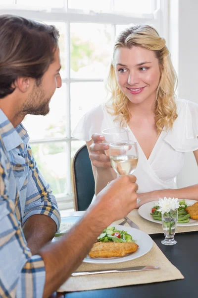 Par med måltid tillsammans — Stockfoto