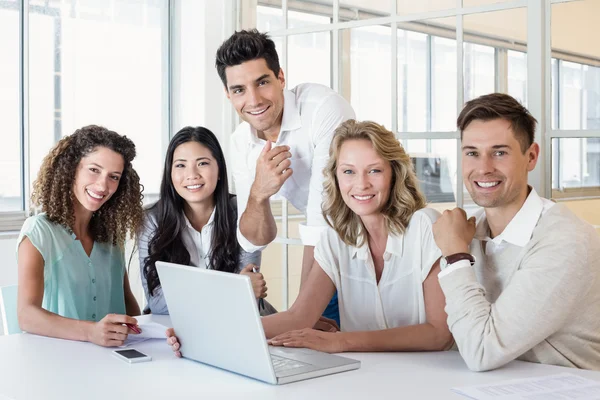 Business-Team mit Laptop — Stockfoto