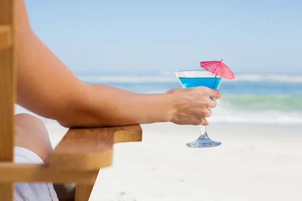 Kvinna i solstol med cocktail — Stockfoto
