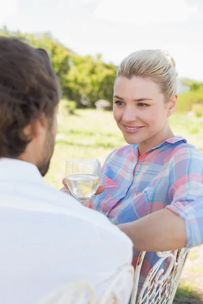 Pareja en jardín disfrutando del vino —  Fotos de Stock