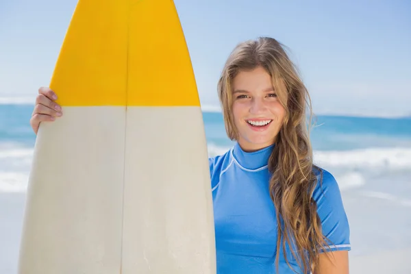 Surfer girl on beach with surfboard — Stock Photo, Image