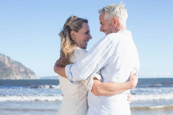 Coppia felice sulla spiaggia — Foto Stock