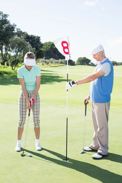 Golfista colocando bola — Fotografia de Stock