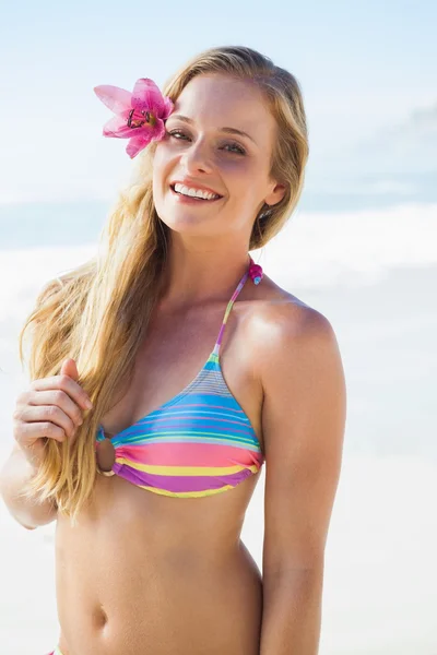 Bionda in bikini sorridente sulla spiaggia — Foto Stock