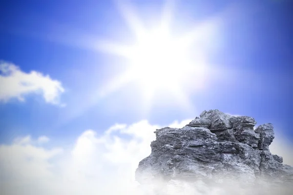 Скеля з видом на яскраве небо — стокове фото