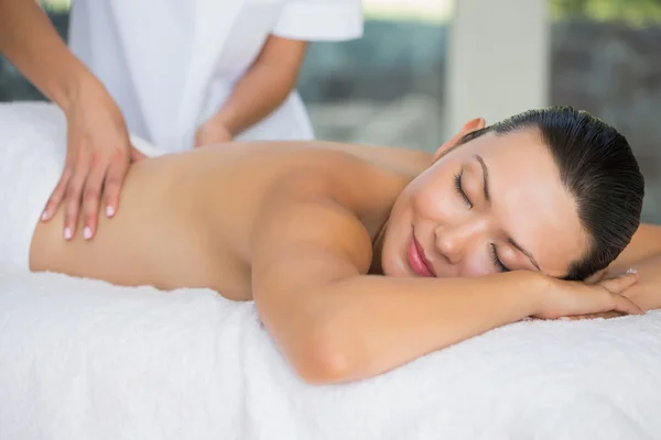 Morena desfrutando de uma massagem nas costas — Fotografia de Stock