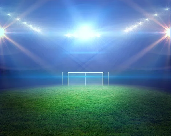 Campo de fútbol con luces y portero — Foto de Stock