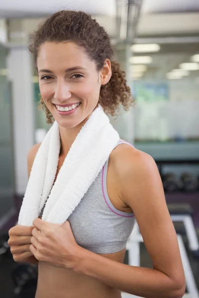 Donna in forma con asciugamano intorno alle spalle — Foto Stock