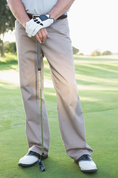 Golfer standing with club — Stock Photo, Image