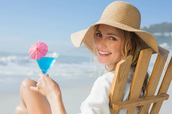 Blondin vid havet håller cocktail — Stockfoto