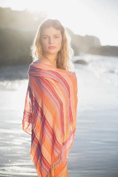 Blonde verpakt in sjaal op het strand — Stockfoto