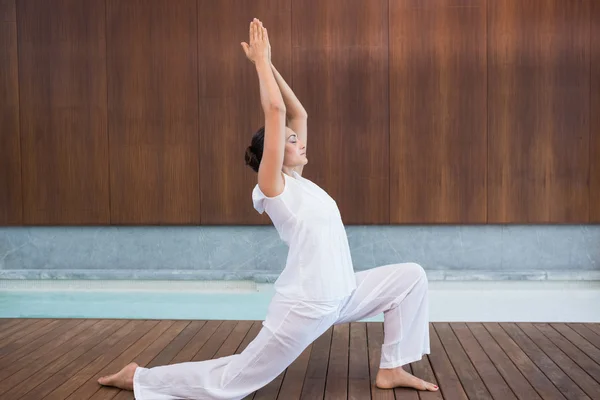 Inhoud brunette in het wit doen tai chi — Stockfoto