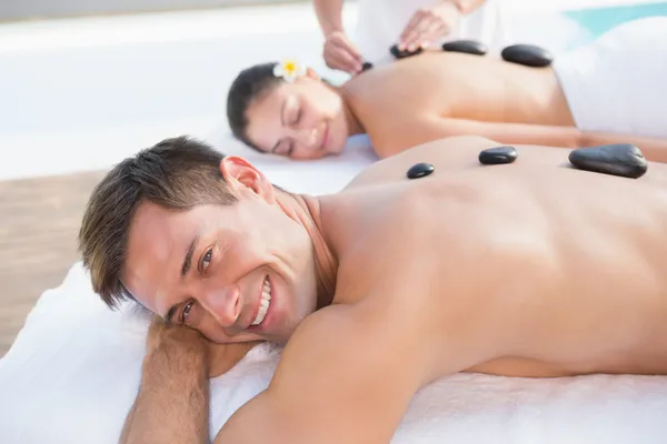 Paar genieten van hete steen massage — Stockfoto