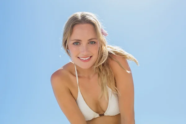 Blondin i vit bikini leende — Stockfoto