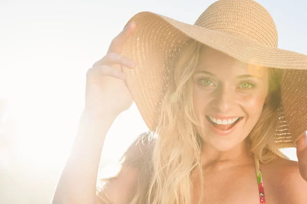 Rubia en sombrero de paja en la playa — Foto de Stock