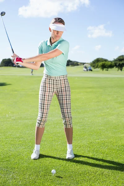 Lady golfista teeing off para o dia — Fotografia de Stock