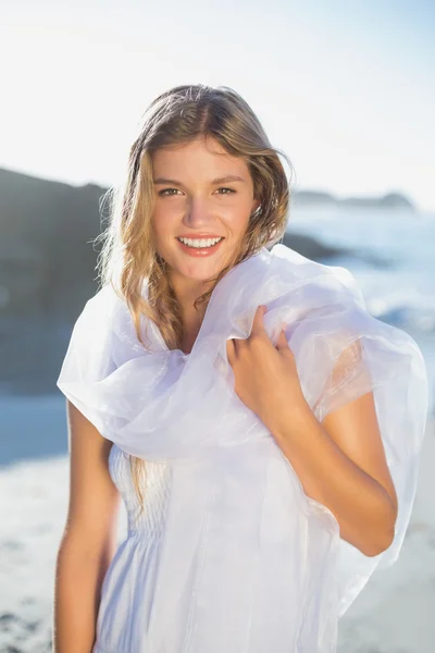 Rubia en vestido de sol y bufanda en la playa —  Fotos de Stock