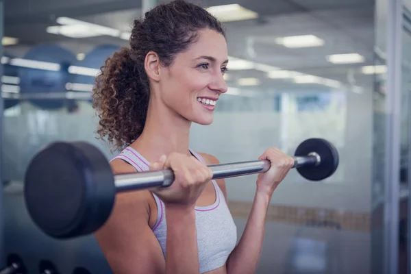 Lachende vrouw opheffing barbell passen — Stockfoto