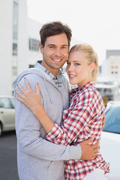 Hip young couple hugging — Stock Photo, Image