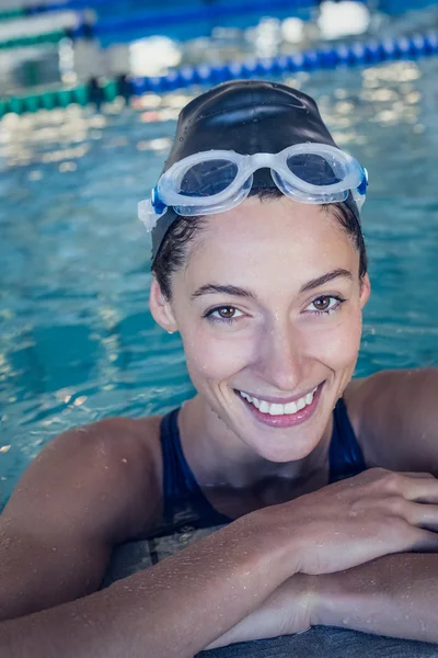 Ajuste nadador en la piscina —  Fotos de Stock