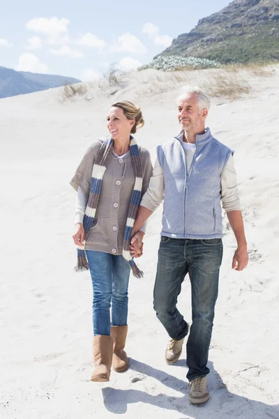 Paar hält Händchen am Strand — Stockfoto