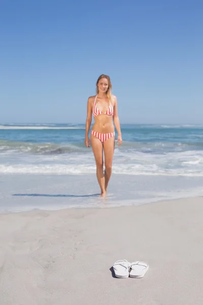 Fitte Frau im Bikini, die aus dem Meer läuft — Stockfoto