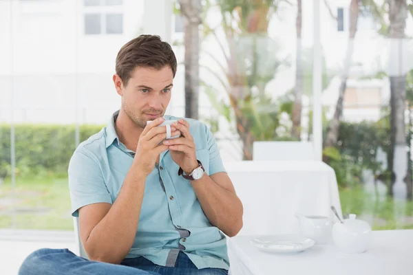 Bonito homem tomando café — Fotografia de Stock