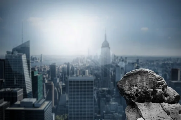 Rock overlooking dark city — Stock Photo, Image