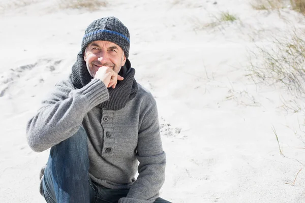 Uomo che pensa sulla spiaggia in cappello e sciarpa — Foto Stock