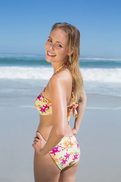 Mujer en bikini floral en la playa —  Fotos de Stock