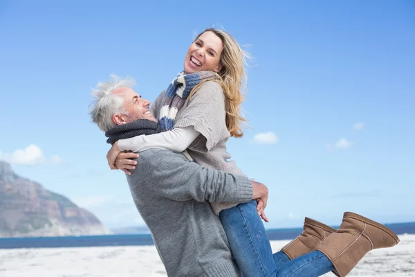 Couple s'amuser sur la plage — Photo