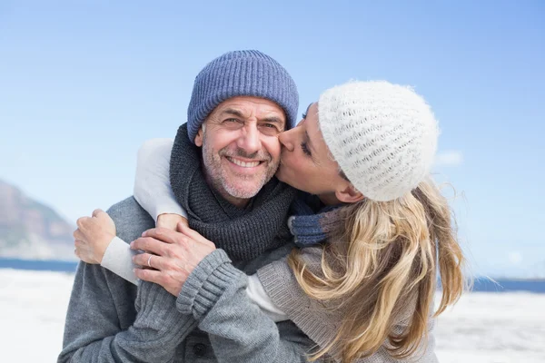 Paar umarmt sich am Strand in warmer Kleidung — Stockfoto