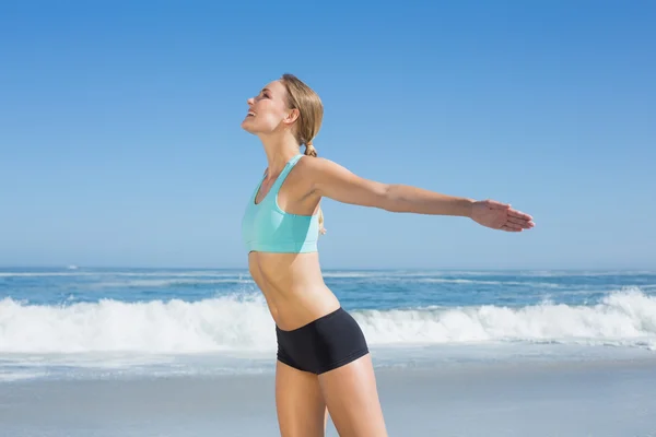 Passar kvinnan på stranden med armarna ut — Stockfoto