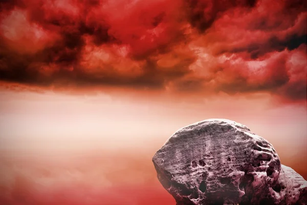 Rock com vista para o céu vermelho — Fotografia de Stock
