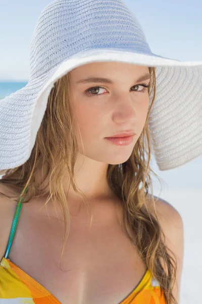 Fille sur la plage en chapeau de paille — Photo