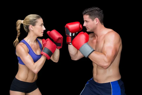 Bodybuilding paar met bokshandschoenen — Stockfoto