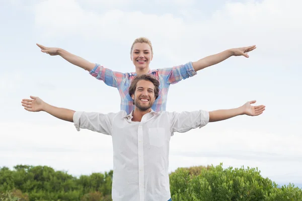 Couple with arms outstretched — Stock Photo, Image