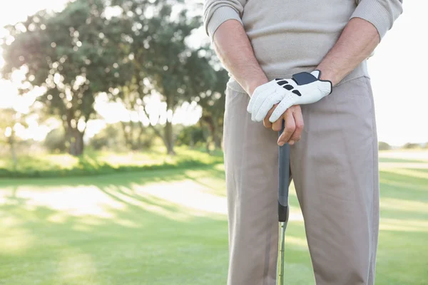 Golfer steht mit Schläger — Stockfoto