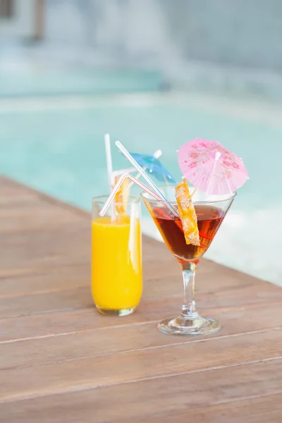Cocktails beside swimming pool — Stock Photo, Image