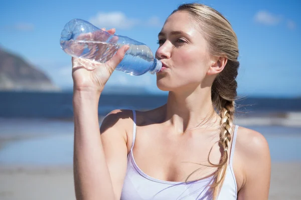 Bionda acqua potabile sulla spiaggia — Foto Stock