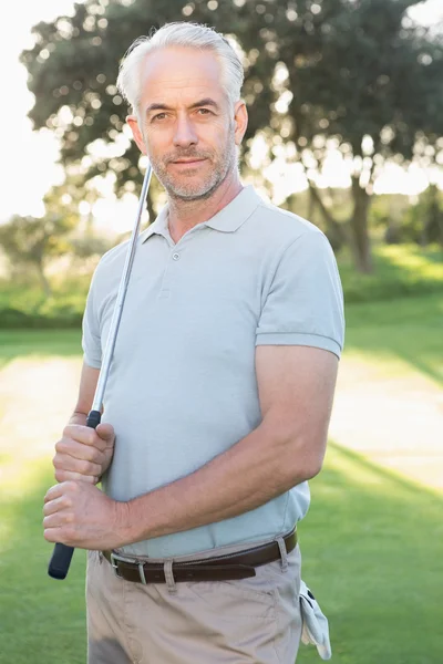 Улыбающийся красивый гольфист — стоковое фото