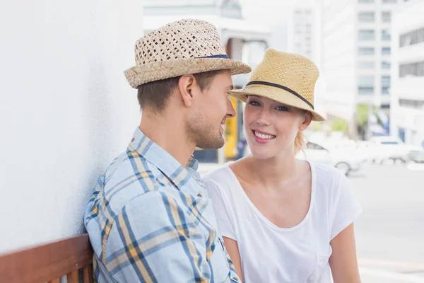 Hip paar zittend op de Bank — Stockfoto