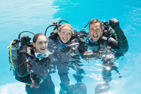 Amigos en entrenamiento de buceo en la piscina — Foto de Stock