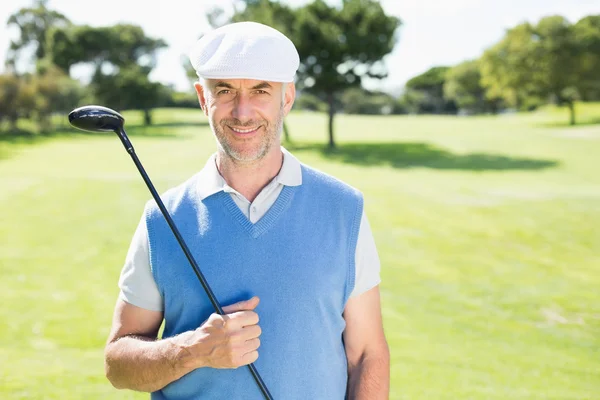 Golfista alegre sorrindo para a câmera — Fotografia de Stock