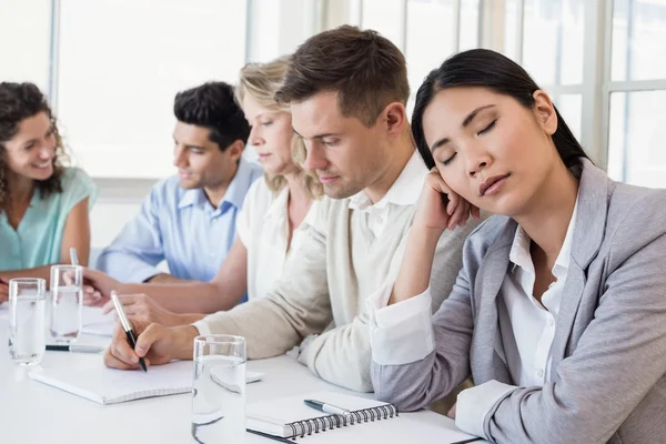 Empresária adormecendo durante a reunião — Fotografia de Stock