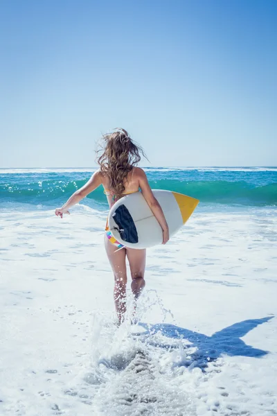 Surfer girl running to sea — Stockfoto