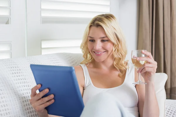 Rubia con vino y tableta pc —  Fotos de Stock